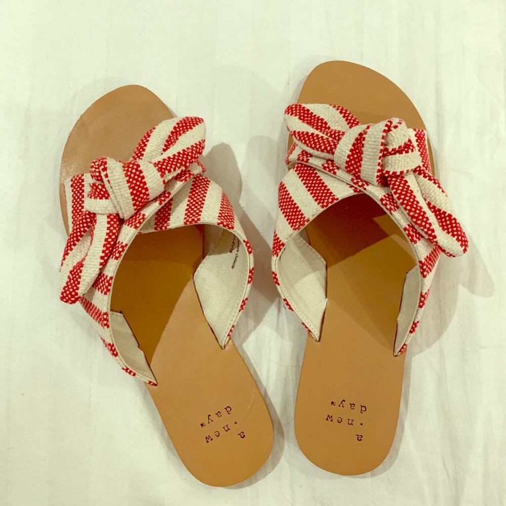 NWOT Sandals